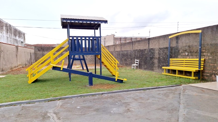 Mão de obra reeducanda transforma madeira em parquinho para abrigo infantil em Buritis