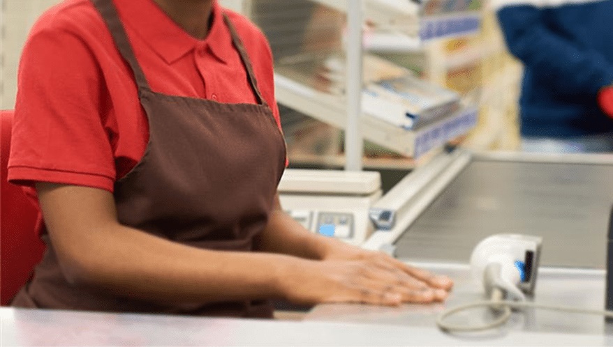 Operadora de mercado será indenizada após sofrer racismo religioso