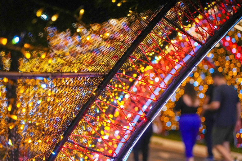 Tradicional iluminação natalina nas avenidas é retomada na capital