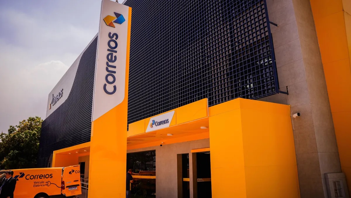 Correios avaliam demissão de 10 mil funcionários para evitar falência da estatal   
