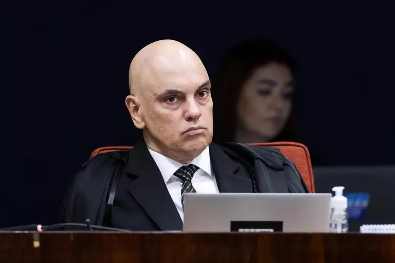 Moraes vota para tornar réu Eduardo Bolsonaro por interferência no processo do pai