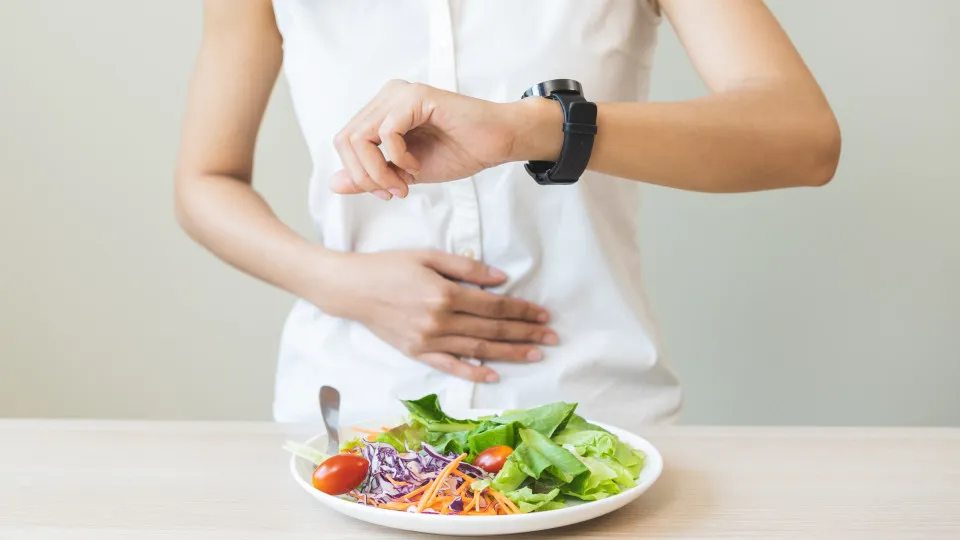Nutricionista fala intervalo ideal entre refeições para saúde intestinal
