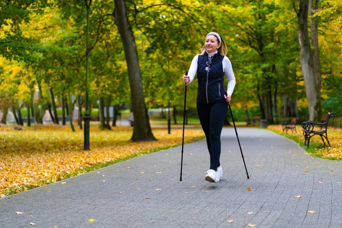 Caminhada nórdica ajuda a queimar calorias e fortalecer músculos
