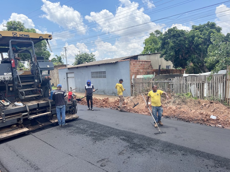 Rua Estocolmo recebe asfalto e transforma rotina de moradores no bairro Novo Horizonte