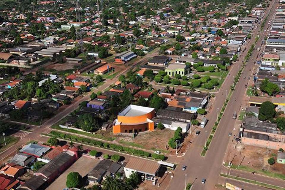 Gislaine Lebrinha indica construção de salas e banheiros na escola de Costa Marques
