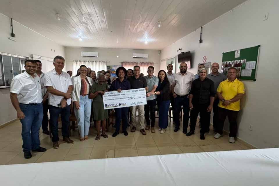 Deputada Sílvia Cristina faz a entrega de R$ 200 mil para o Lar do Idoso em Jaru
