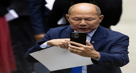 Deputado Chrisóstomo interrompe CPMI com música de auto-elogio e gera risadas