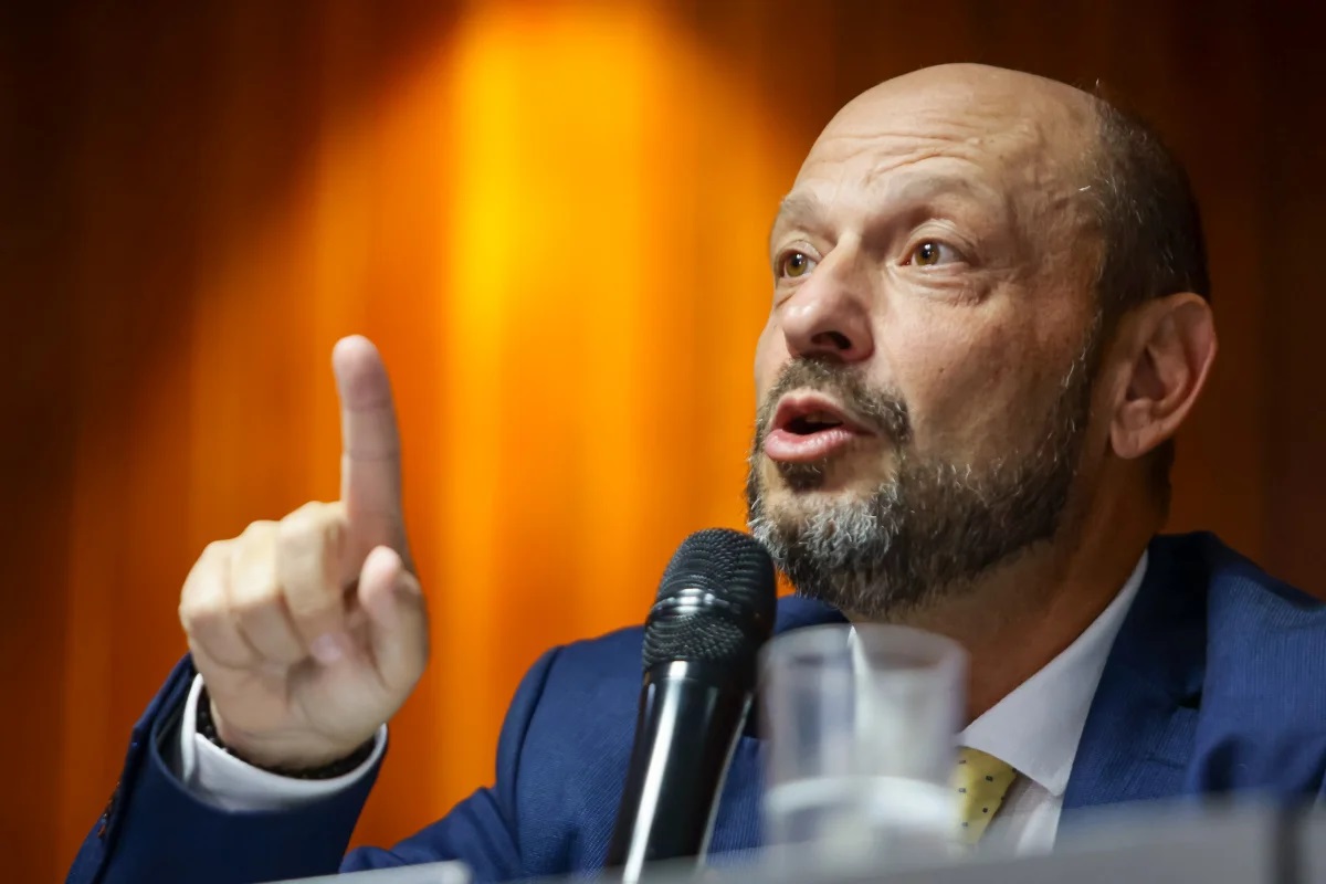 Crise escala e presidente do INSS pede demissão de nº 2 após operação da PF