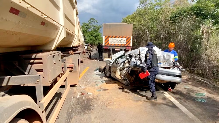Cinco pessoas sobrevivem após carro ser esmagado entre caminhões na BR-364