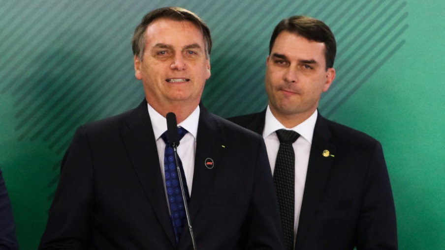Senador Flávio diz que saúde de Bolsonaro piorou com fortes soluços nas últimas 24h
