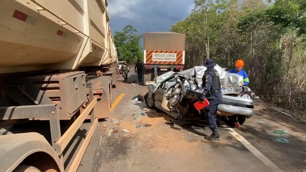 Cinco pessoas sobrevivem após carro ser esmagado entre caminhões na BR-364 em RO
