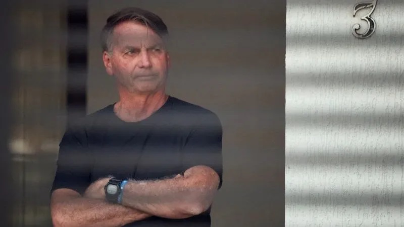 Defesa de Bolsonaro pede prisão domiciliar humanitária ao STF