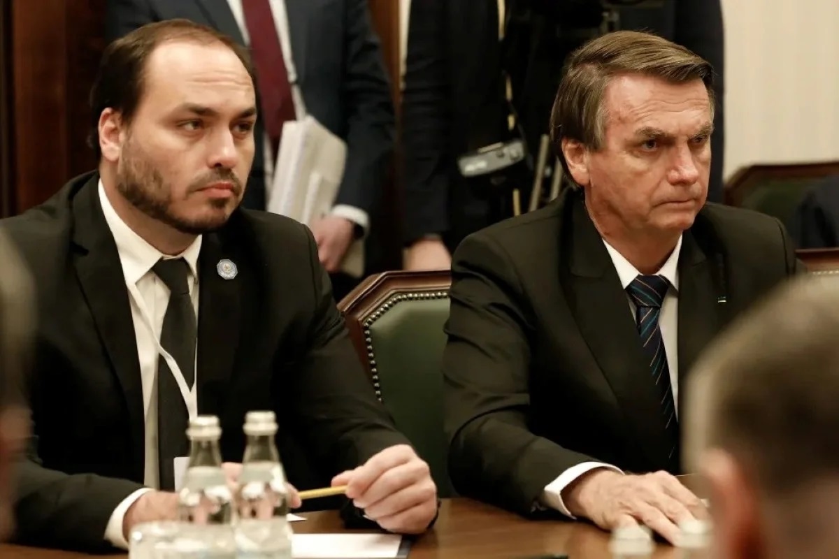 Carlos descreve estado grave da saúde de Jair Bolsonaro: “Jamais o vi como está”
