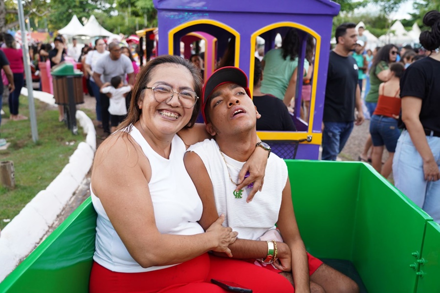 Passeio de trenzinho no Parque da Cidade reuniu famílias em ação inclusiva