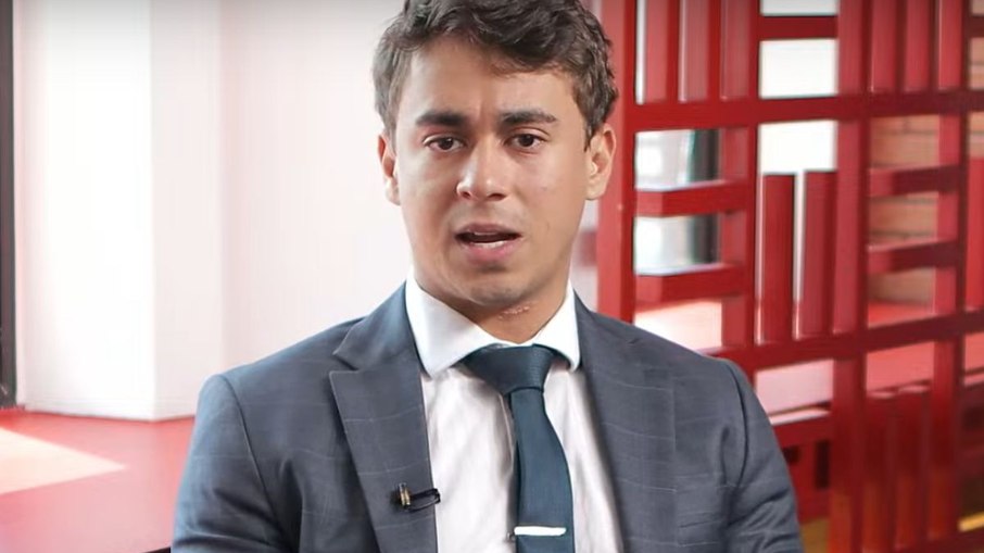 Deputado Nikolas Ferreira diz que tornozeleira de Bolsonaro estava com “escuta”
