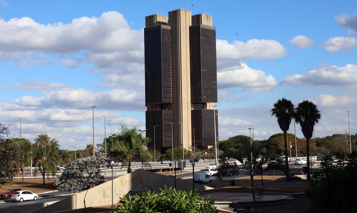 Inflação de 2025 ficará abaixo do teto da meta, em 4,46%
