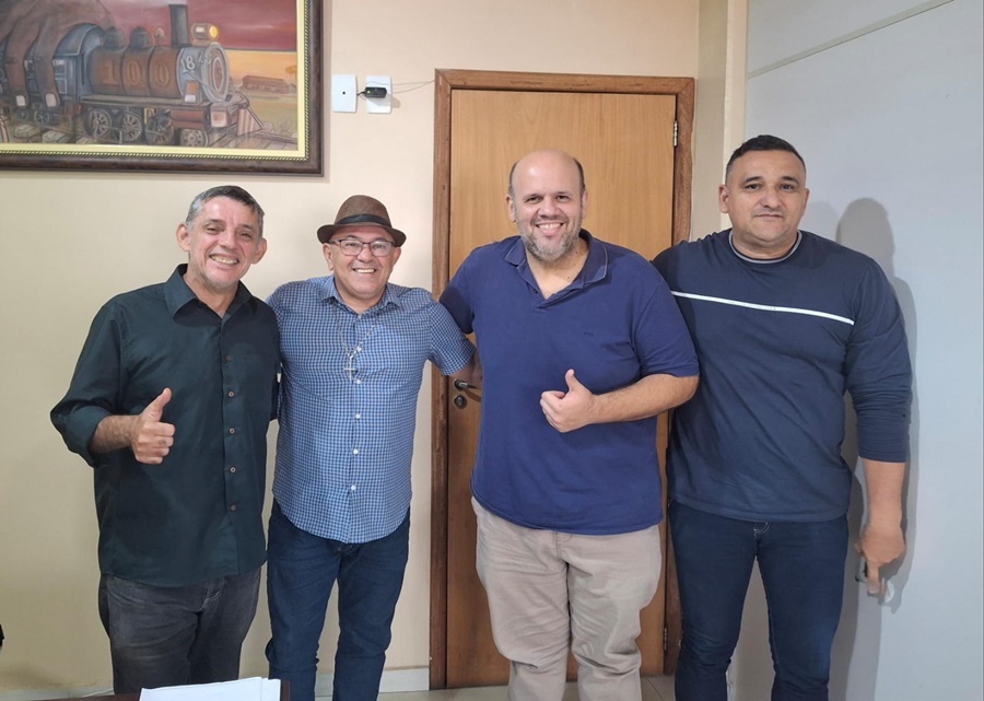 Vereador Dr. Júnior Queiroz discute investimentos e ações em reunião com o secretário da Funcultural
