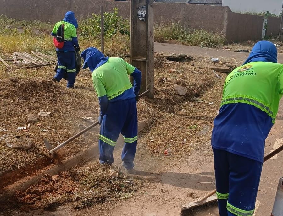 Semusb faz limpeza na avenida Mamoré e vias do Aponiã após pedido de Dr. Júnior Queiroz