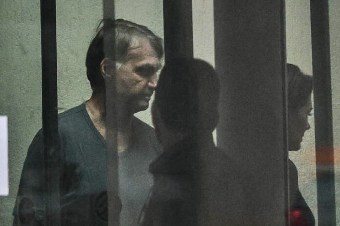 Bolsonaro é proibido de comer alimentos levados pela própria família na PF: "Preocupante"