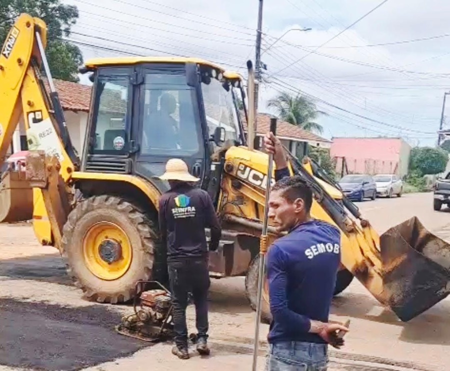 Seinfra atende solicitação do vereador Dr. Júnior Queiroz e tapa-buracos na Rua Andreia