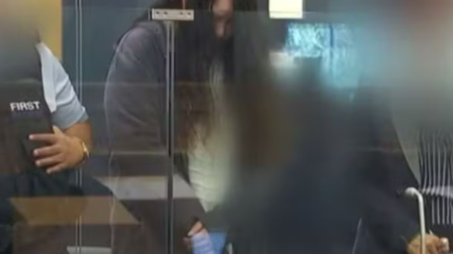 Mãe é condenada por matar os filhos e esconder corpos em malas, após overdose
