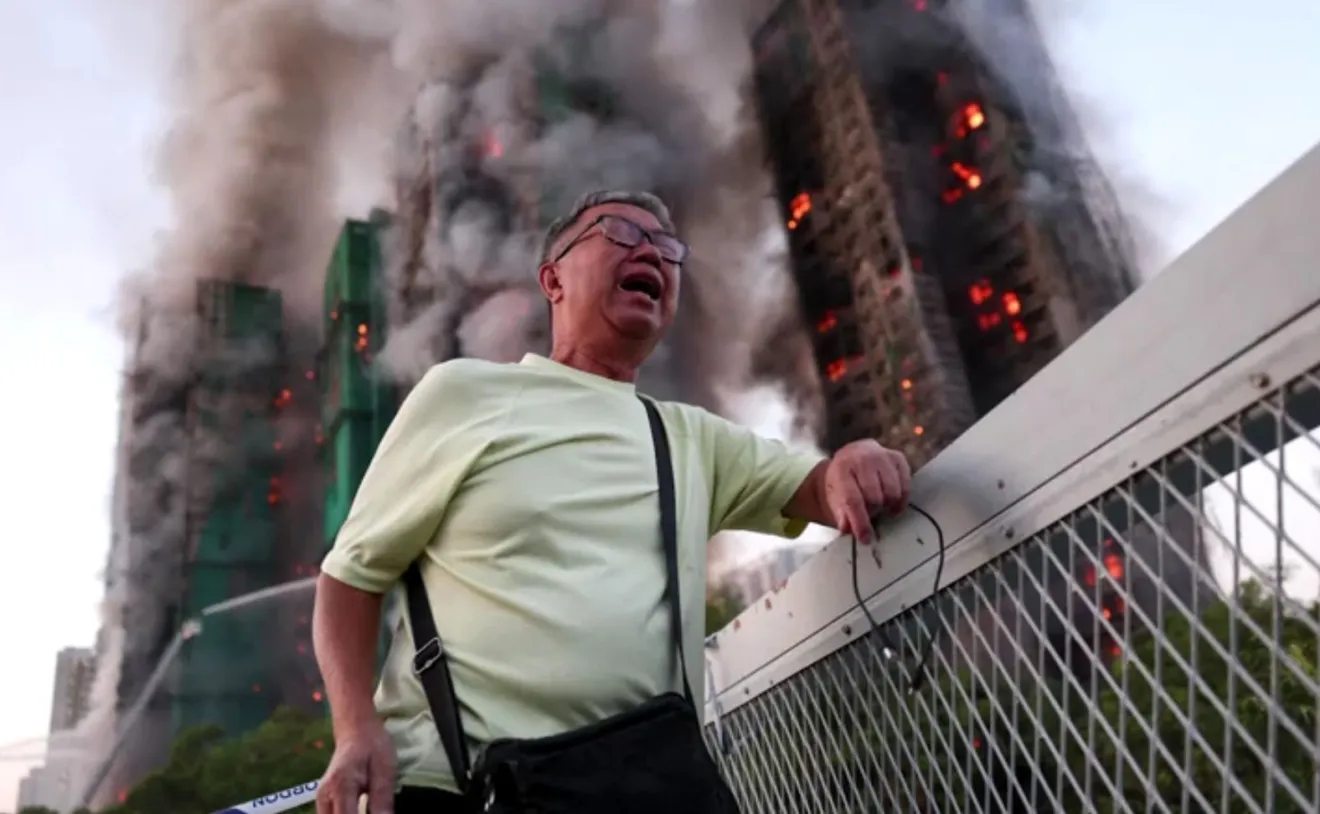 Sobrevivente é resgatado do 16º andar de prédio incendiado em Hong Kong
