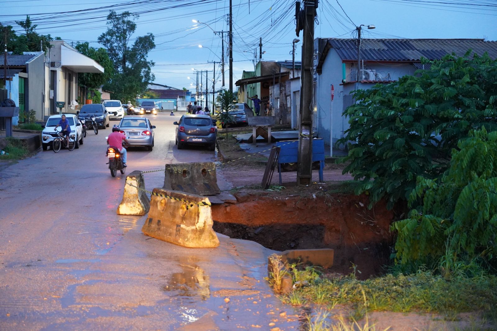 Prefeitura atua em pontos críticos para conter alagações e danos causados pelas chuvas
