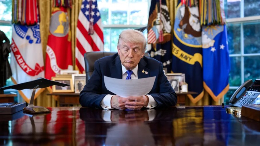 Presidente Donald Trump ordena revisão de pedidos de imigração de 19 países
