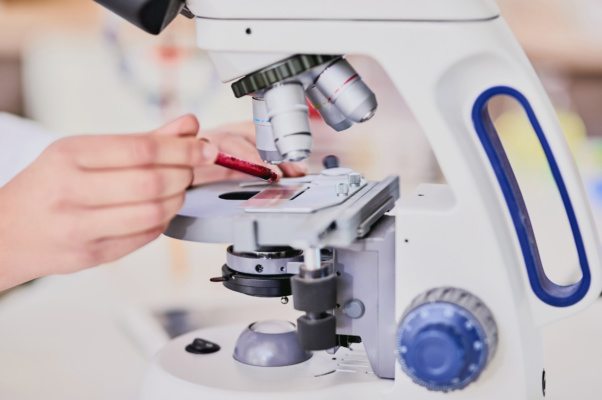 Laboratório deve indenizar filha por exposição do pai a substâncias tóxicas
