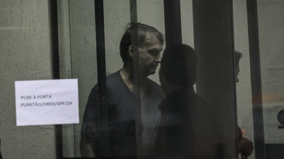 Defesa pede visita de cardiologista e fisioterapeuta a Bolsonaro na Superintendência da PF
