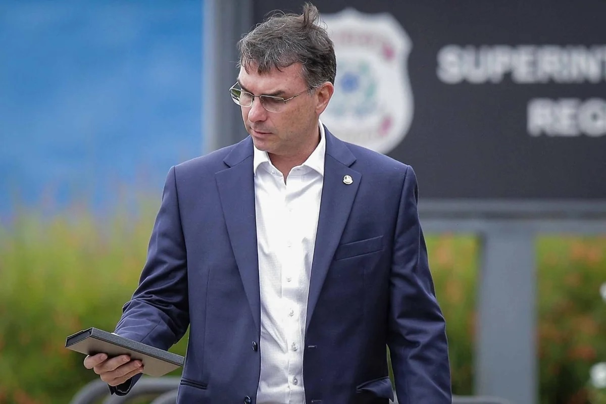 Senador Flávio reage à crítica de Michelle Bolsonaro sobre apoio a Ciro: “Autoritária”
