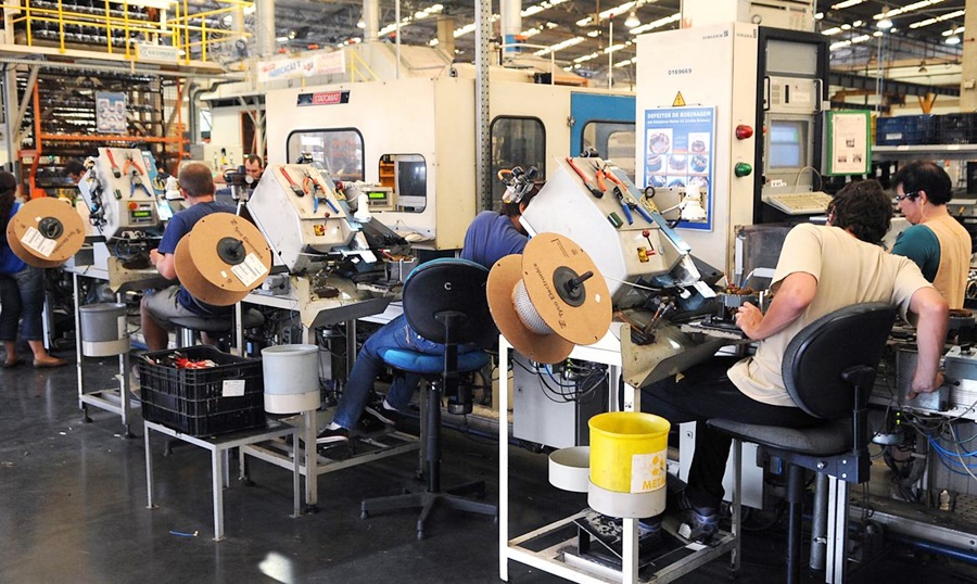 Produção industrial reverte queda e sobe 0,1% em outubro, mostra IBGE