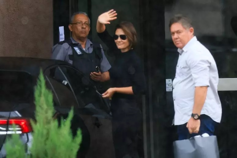 Michelle responde filhos de Bolsonaro após crise no CE: ‘Respeito, mas penso diferente’