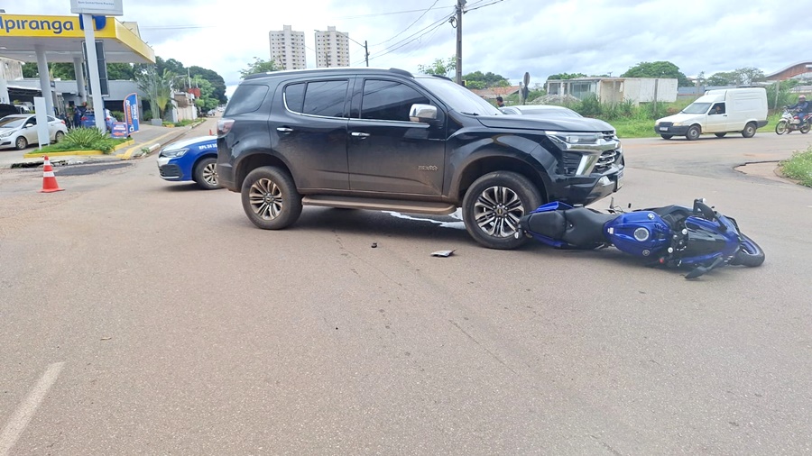 Caminhonete da escolta do prefeito se envolve em acidente com motociclista 