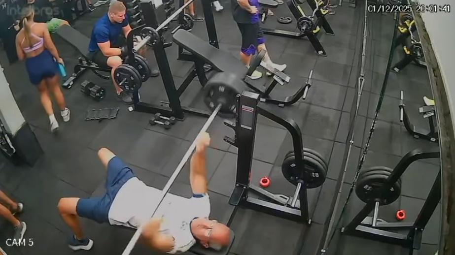 Homem de 55 anos morre após ser atingido por barra de supino em academia