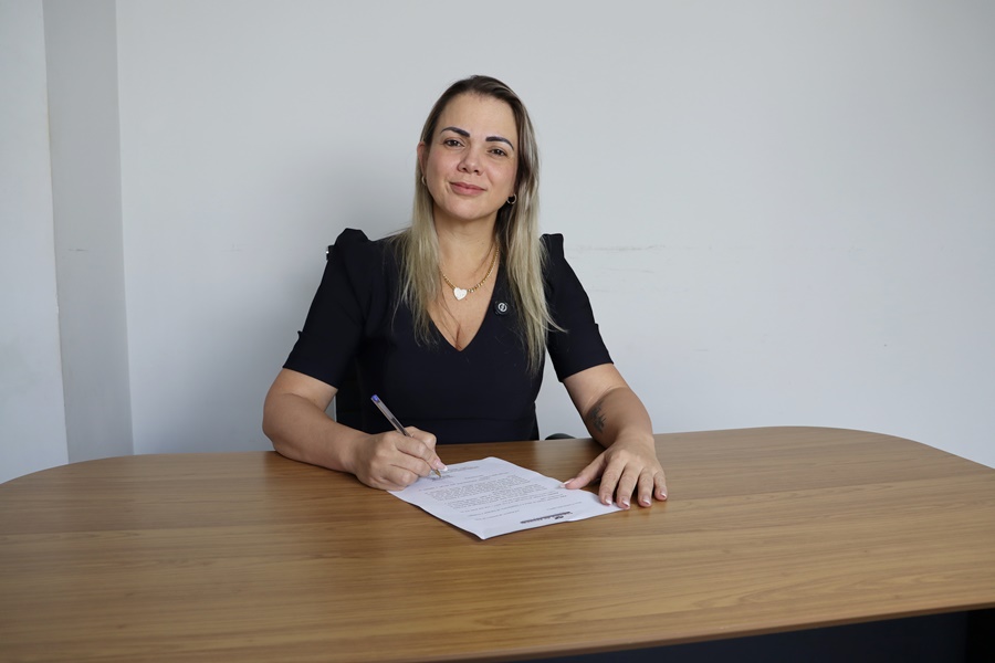 Cláudia de Jesus busca garantir psicólogos e assistentes sociais nas escolas estaduais