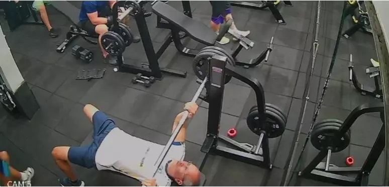 Homem morre após ser atingido por barra de supino em academia; vídeo mostra momento