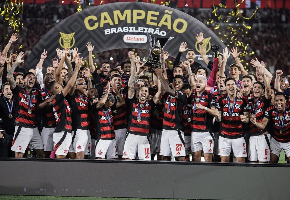 Flamengo confirma favoritismo, vence Ceará e é campeão brasileiro
