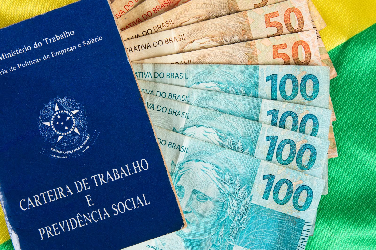 Segunda parcela do 13º salário, data limite e multa por atraso; saiba tudo
