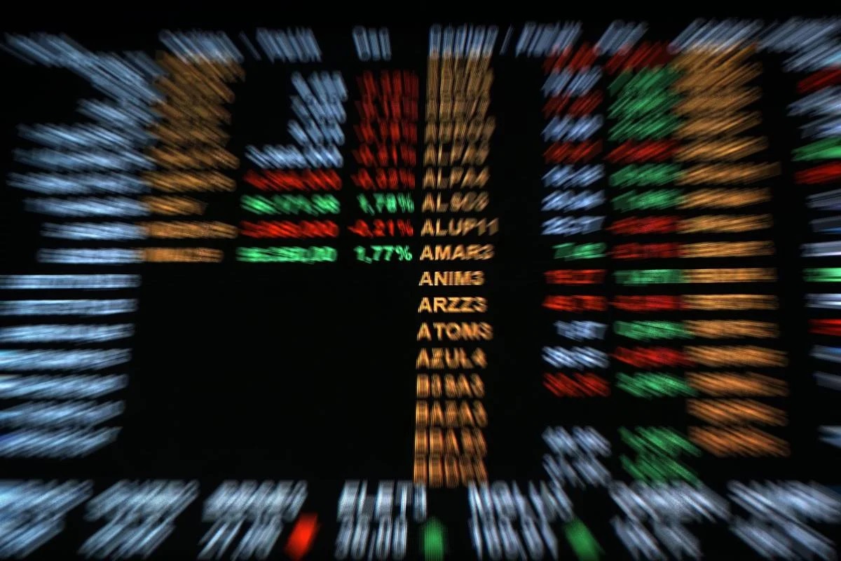 Bolsa afunda com possível indicação de Flávio candidato; Dólar dispara
