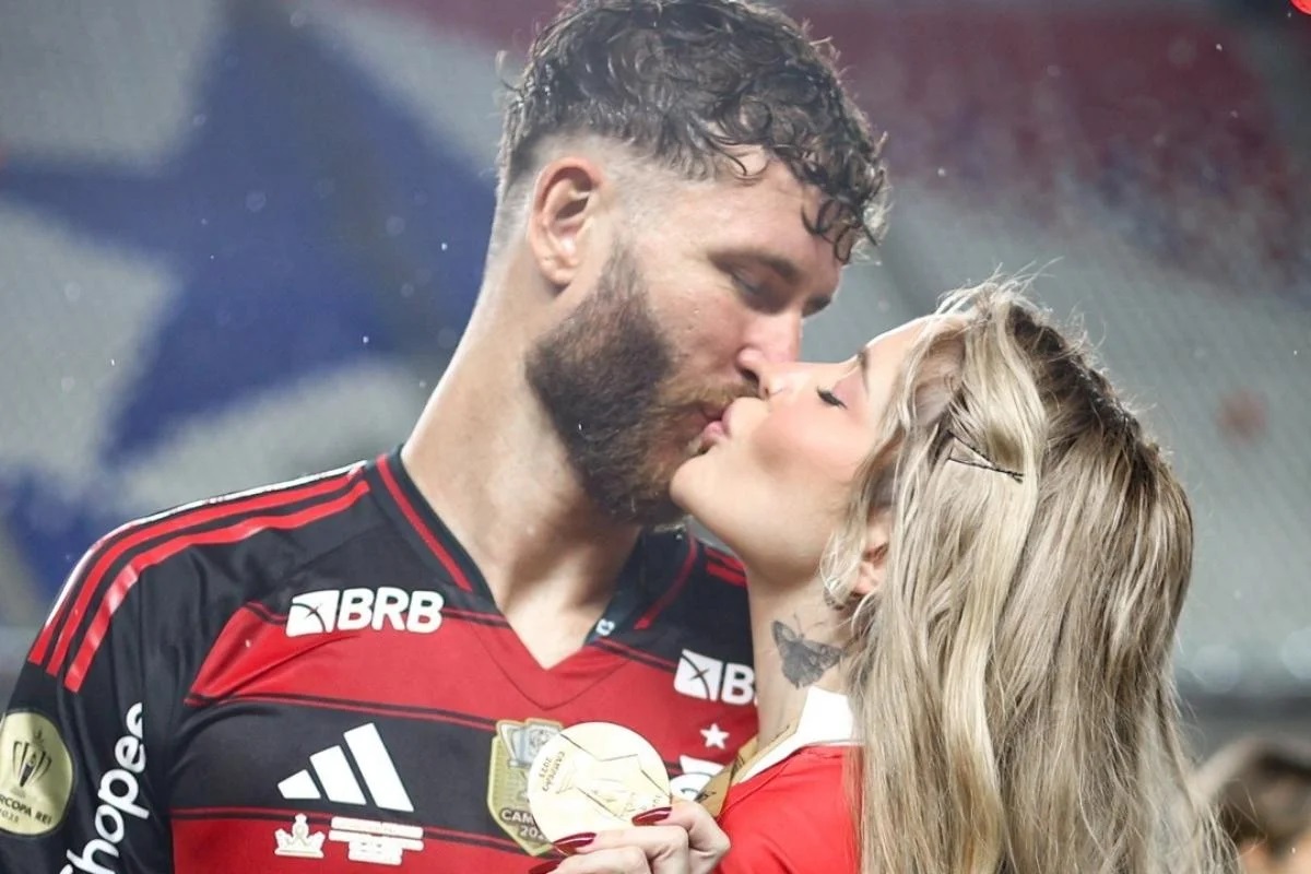 Léo Pereira dá beijão e se declara para Karoline Lima, após rumores de affair com Flávia Saraiva