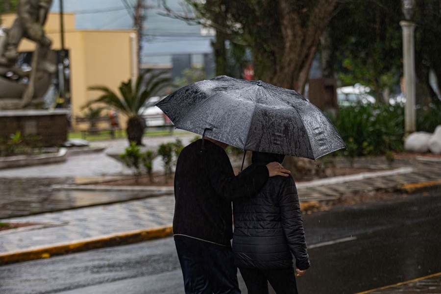 Defesa Civil faz recomendações para evitar prejuízos no período de chuva