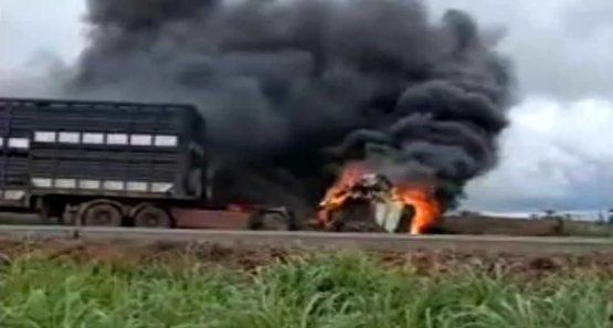 Acidente grave na BR-364 deixa motorista ferido e caminhão em chamas