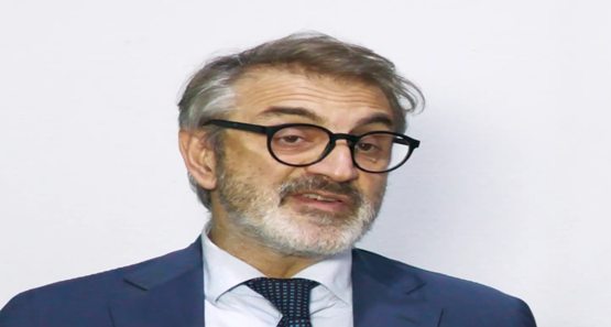 Empregos de nível médio são os mais ameaçados pela IA, diz professor
