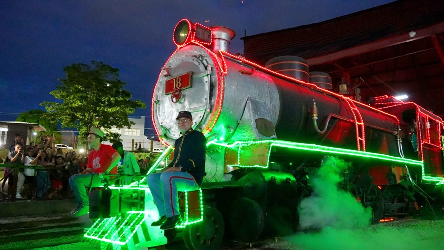 Locomotiva 18 ganha adorno de Natal e emociona população na Madeira-Mamoré