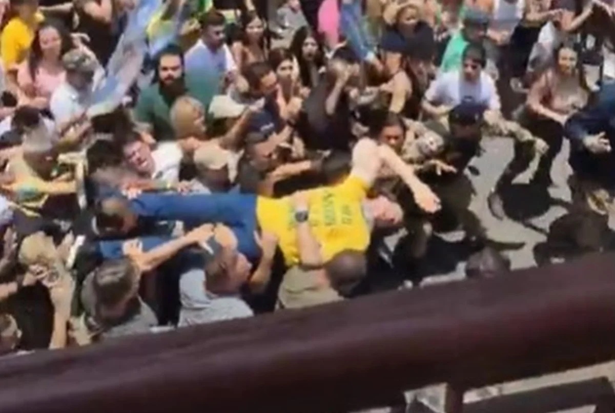 Vaza cena de filme americano que recria facada em Jair Bolsonaro; assista o vídeo
