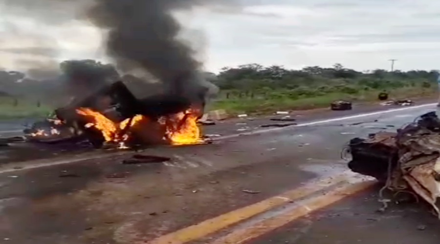 Caminhonete parte ao meio em colisão e acidente deixa um morto na BR-364