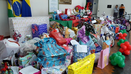 Servidores entregam centenas de presentes para o Papai Noel dos Correios