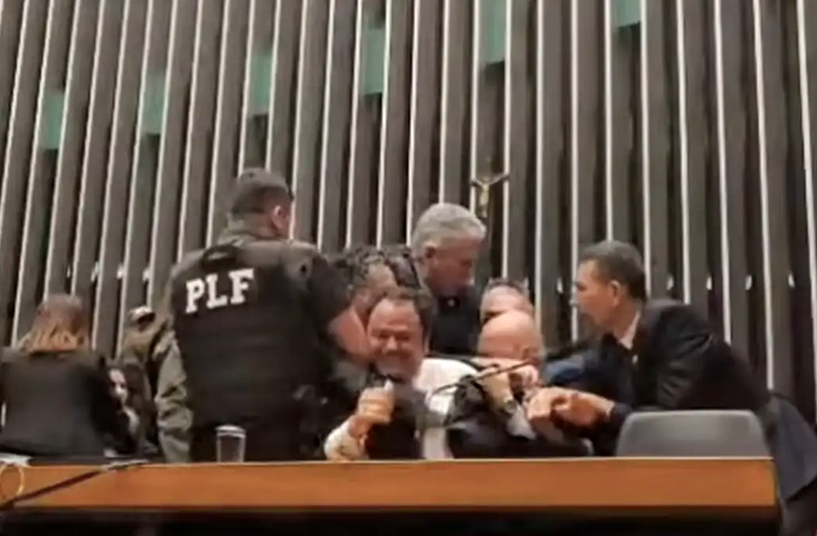 Deputado federal Glauber Braga é retirado à força após ocupar mesa da Câmara