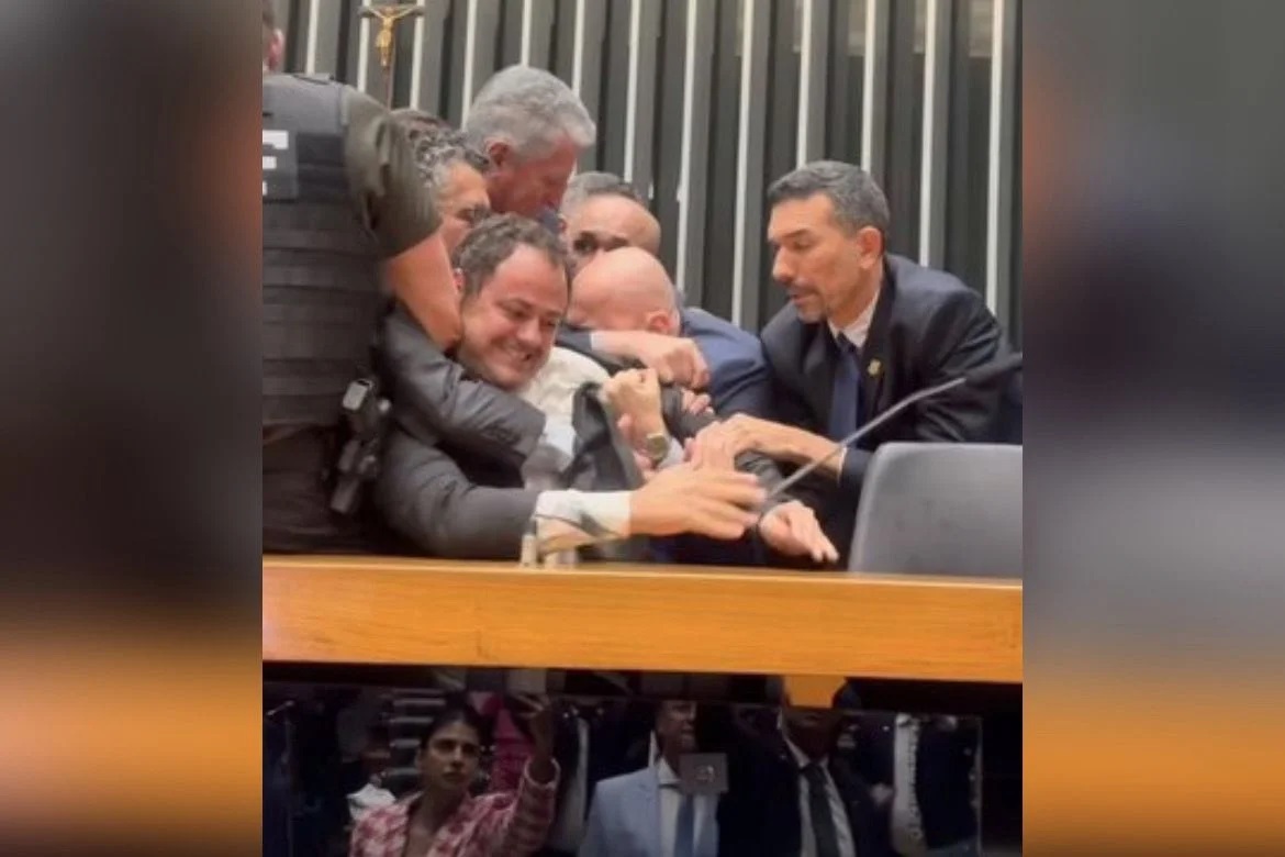 Deputado da esquerda é retirado à força após ocupar a Mesa Diretora da Câmara; assista
